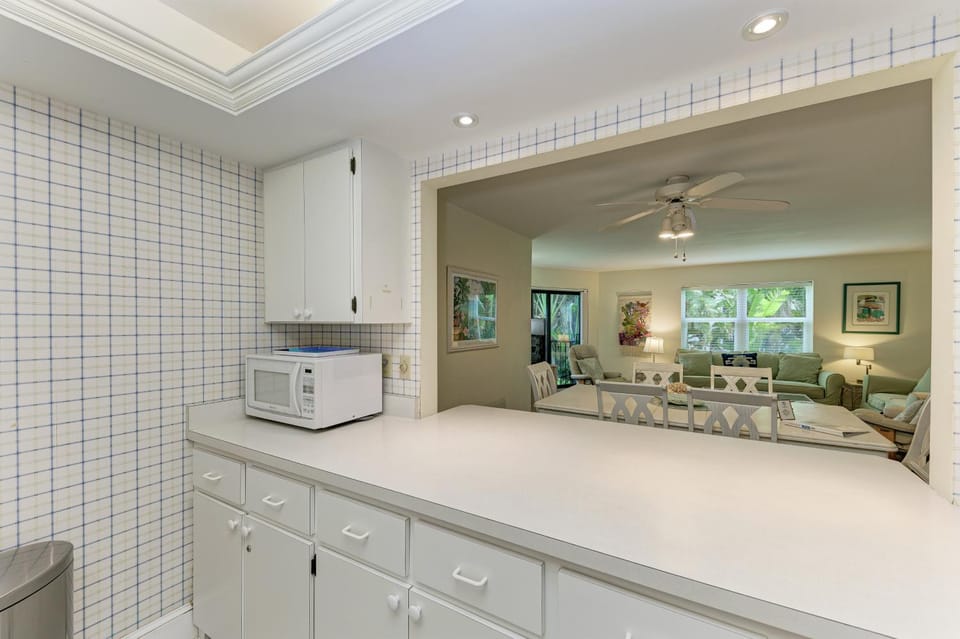 Sea Grape Inn 3 - BEACHFRONT Property Apartment in Longboat Key