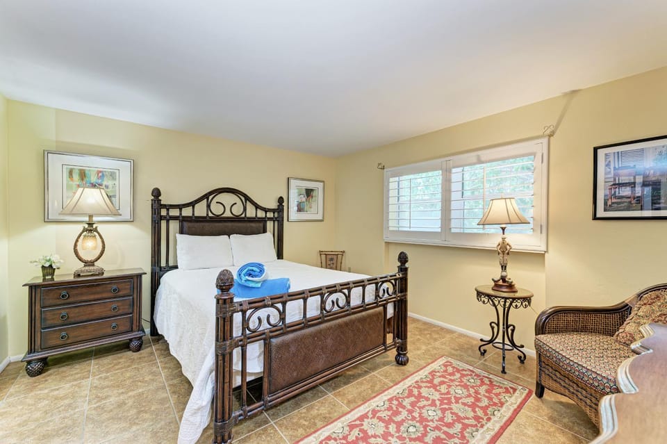 Sea Grape Inn 4- BEACHFRONT Property Apartment in Longboat Key