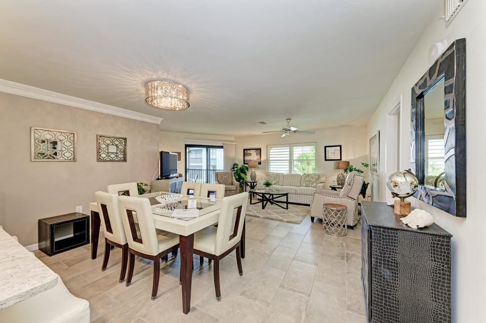 Sea Grape Inn 5- BEACHFRONT Property Apartment in Longboat Key