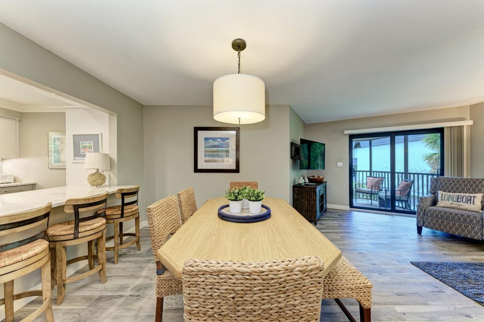 Sea Grape Inn 6- BEACHFRONT Property Apartment in Longboat Key
