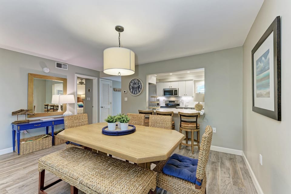 Sea Grape Inn 6- BEACHFRONT Property Apartment in Longboat Key