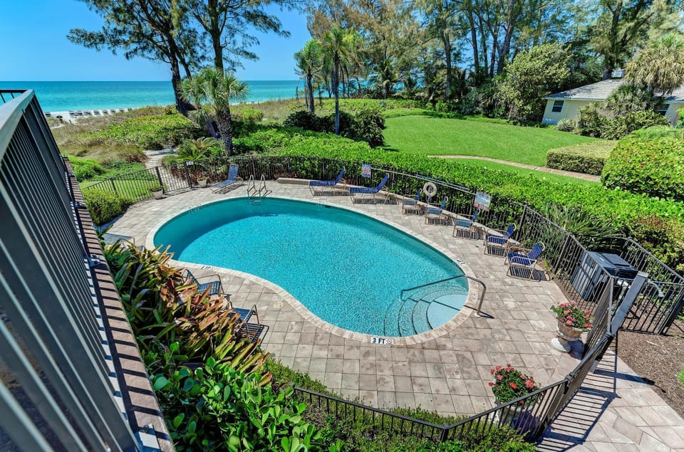 Sea Grape Inn8- BEACHFRONT Property Apartment in Longboat Key