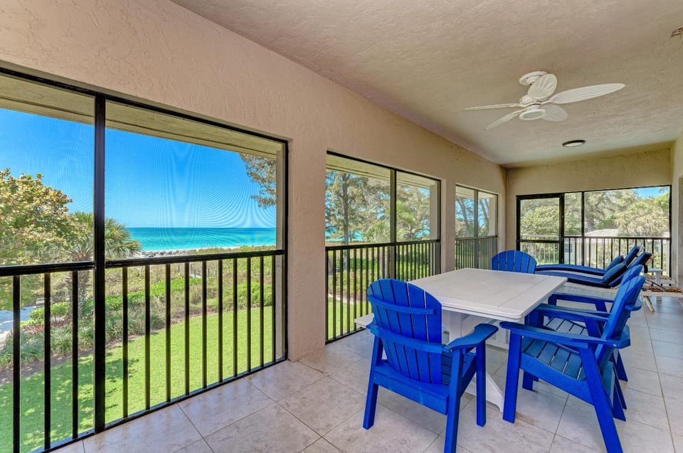 Sea Grape Inn8- BEACHFRONT Property Apartment in Longboat Key