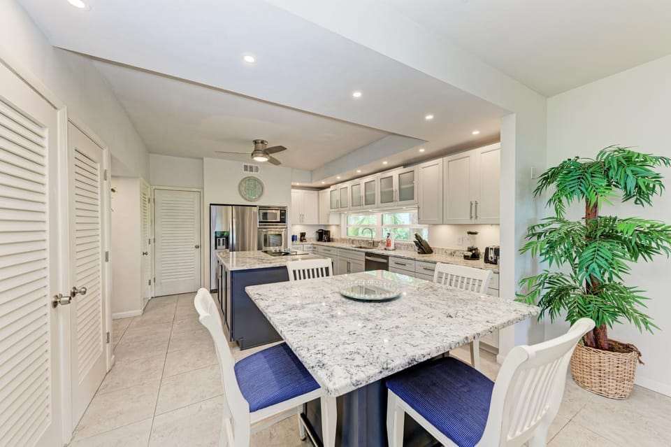 Sea Grape Inn8- BEACHFRONT Property Apartment in Longboat Key