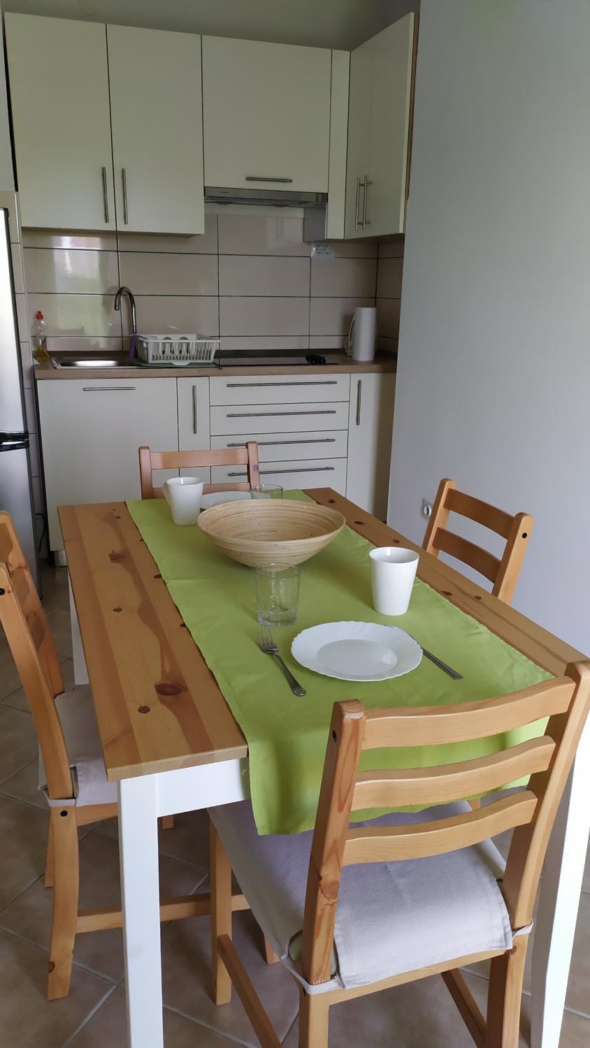 Kitchen or kitchenette, Dining area