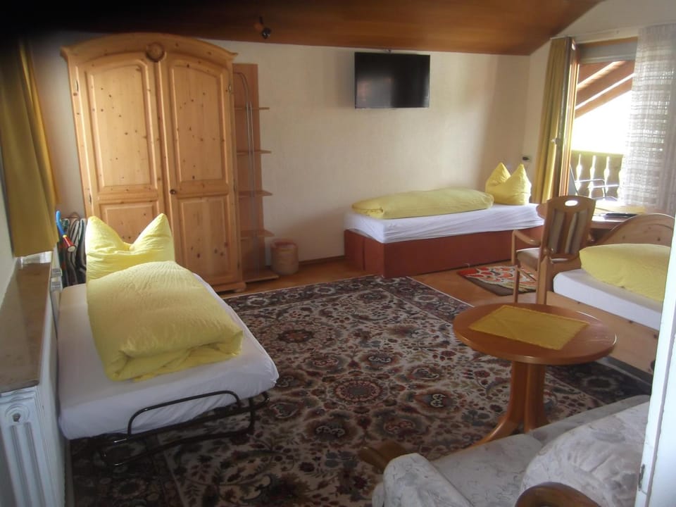 Photo of the whole room, Family