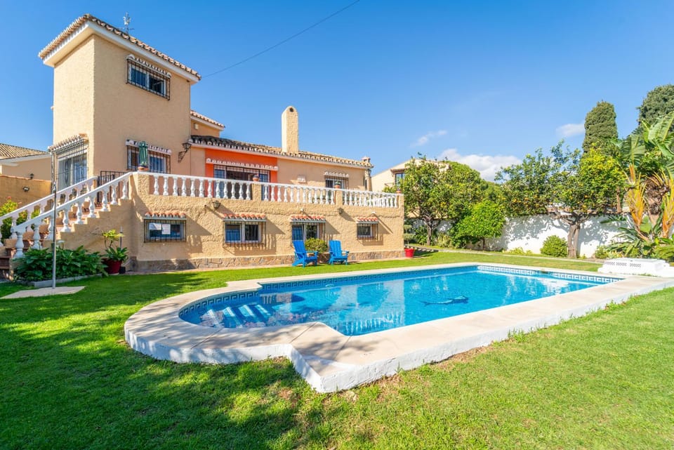 Property building, Garden, Garden view, Pool view, Swimming pool, sunbed