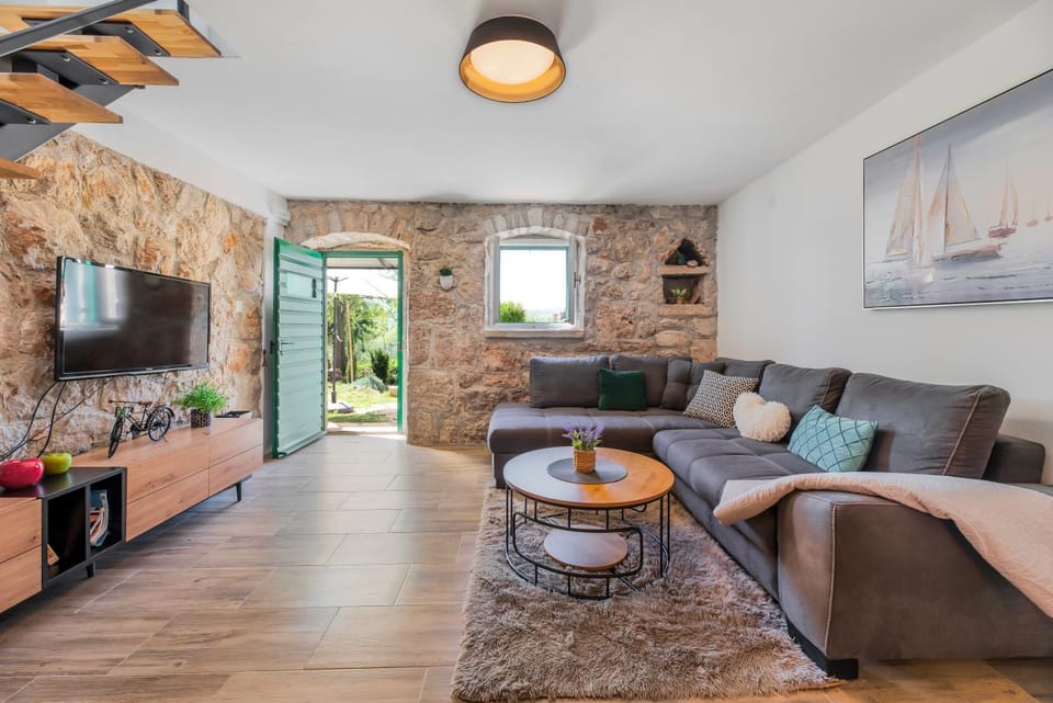 Communal lounge/ TV room, TV and multimedia, Living room, Seating area, Evening entertainment