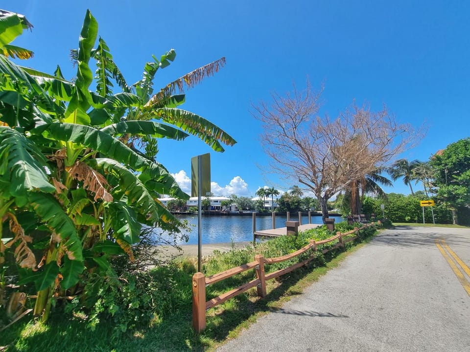 Surf House - Paddleboards - Canoes -1 mile to Wilton Manors House in Wilton Manors