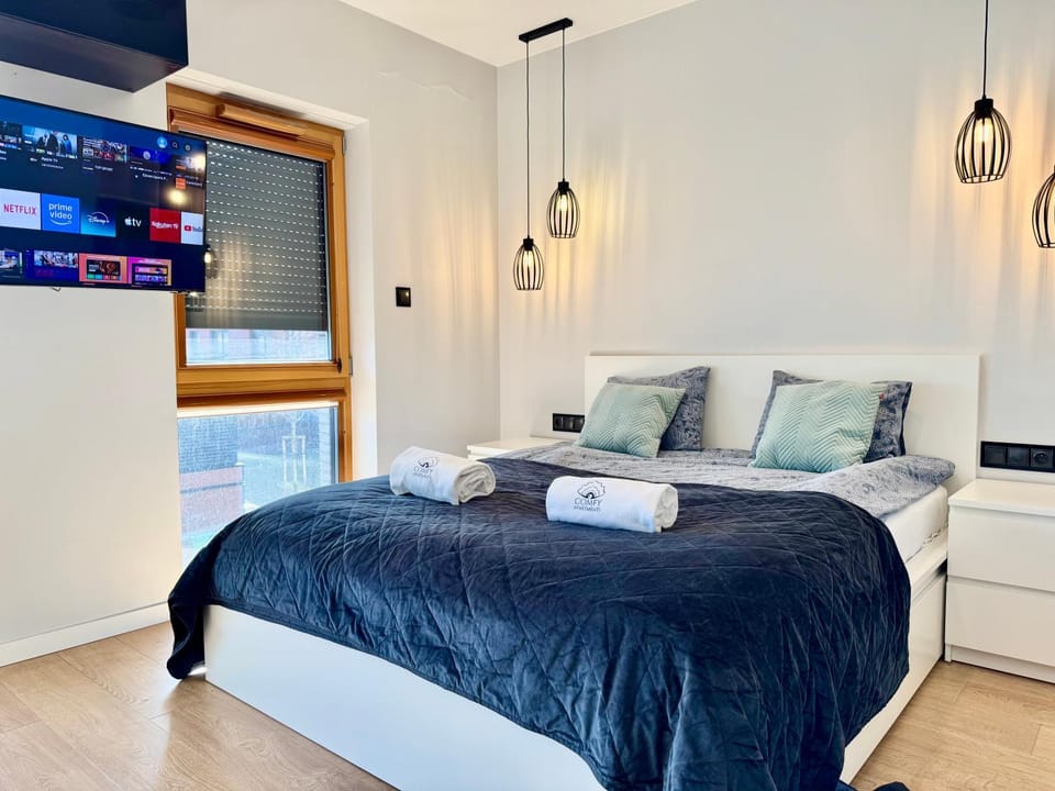 Bed, TV and multimedia, Photo of the whole room, Bedroom, towels