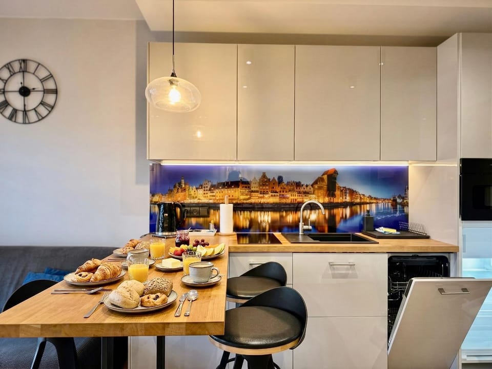 Kitchen or kitchenette, Dining area