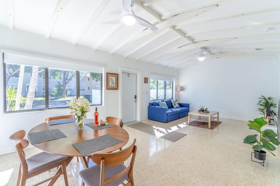 Renovated Apts with Kitchen, Fast WiFi, Smart TV, Roku & Pool Onsite 4 mi to Surfside Beach Apartment in North Miami