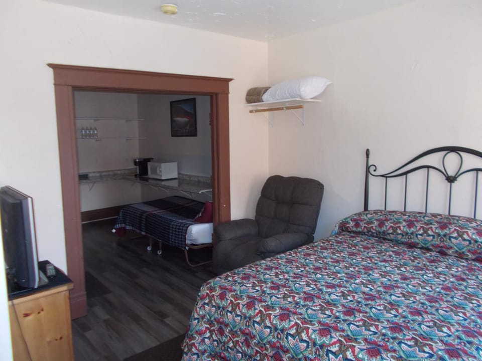 Bed, TV and multimedia, Photo of the whole room, Seating area, hair dresser
