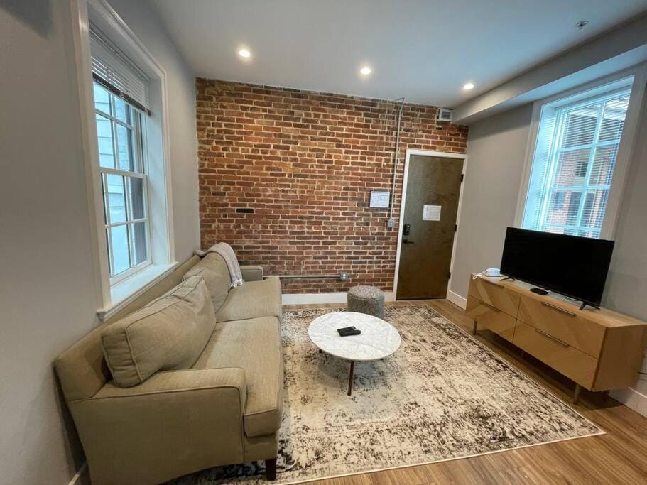 The King Suite at Prince Street Inn ADA Accessible Apartment in Alexandria
