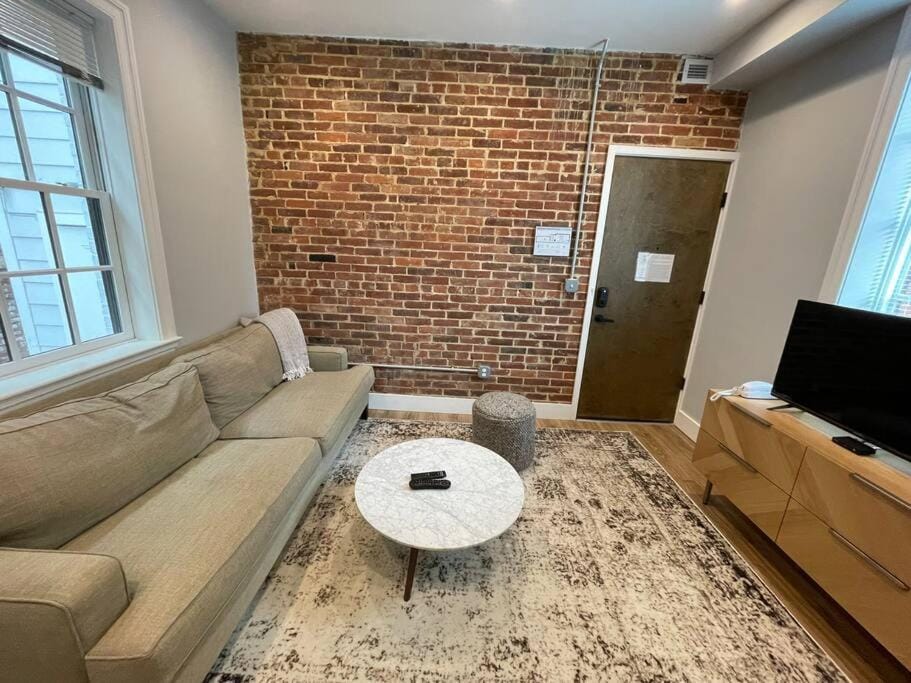 The King Suite at Prince Street Inn ADA Accessible Apartment in Alexandria