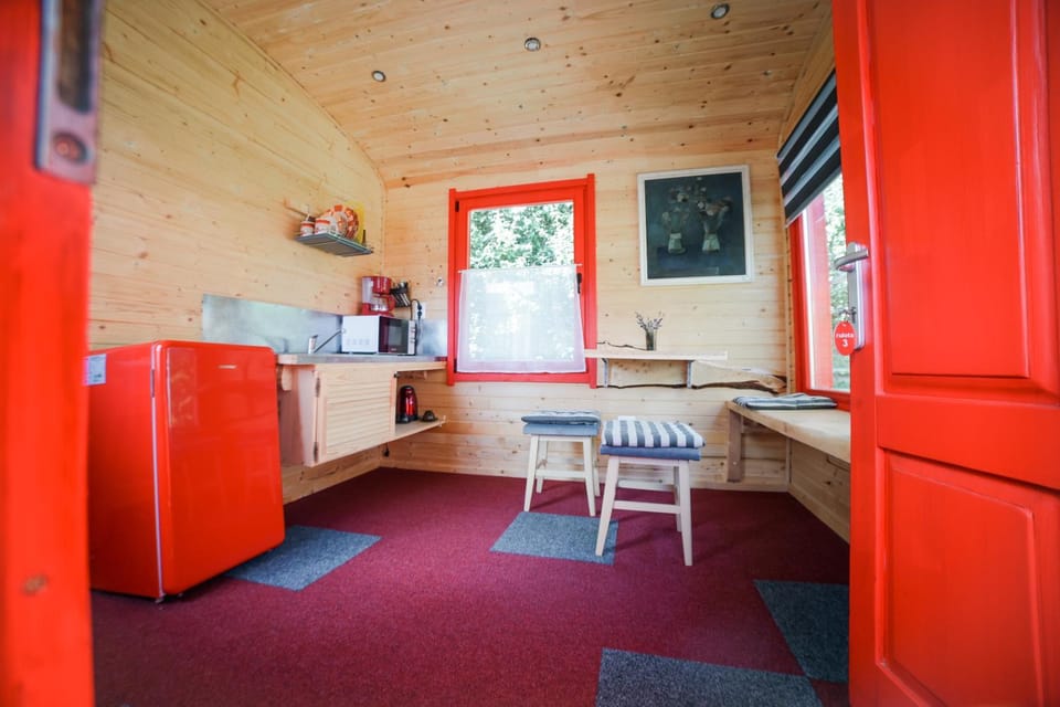 Kitchen or kitchenette, Dining area, minibar, oven
