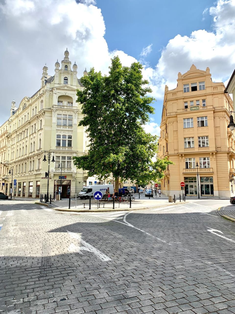 Property building, Nearby landmark, Neighbourhood, City view, Street view