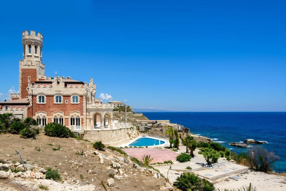 Nearby landmark, Restaurant/places to eat, Natural landscape, Beach, Sea view, Swimming pool