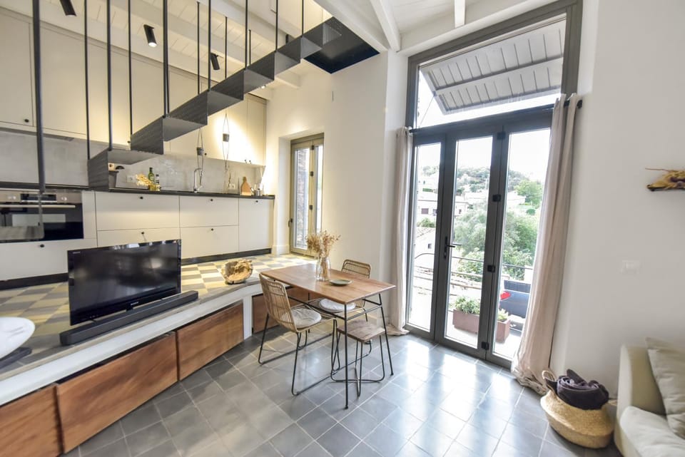 Kitchen or kitchenette, Seating area, Dining area