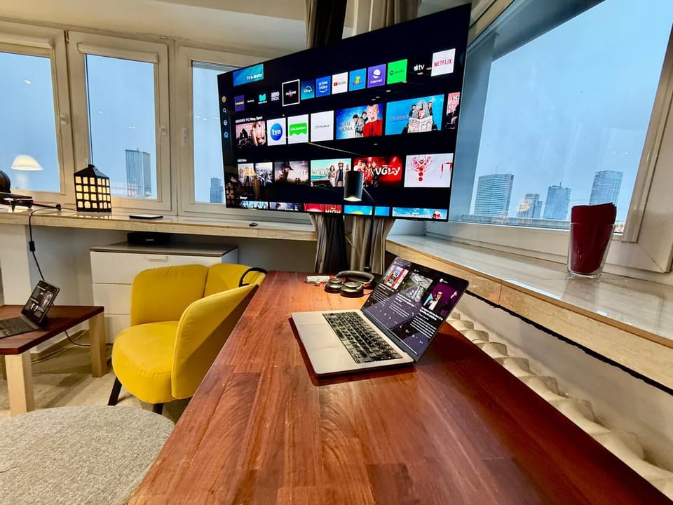 SAWA Apartment 2xMetro WiFi 500 Mbs 50’TV Netflix HBO AppleTV+ Apartment in Warsaw