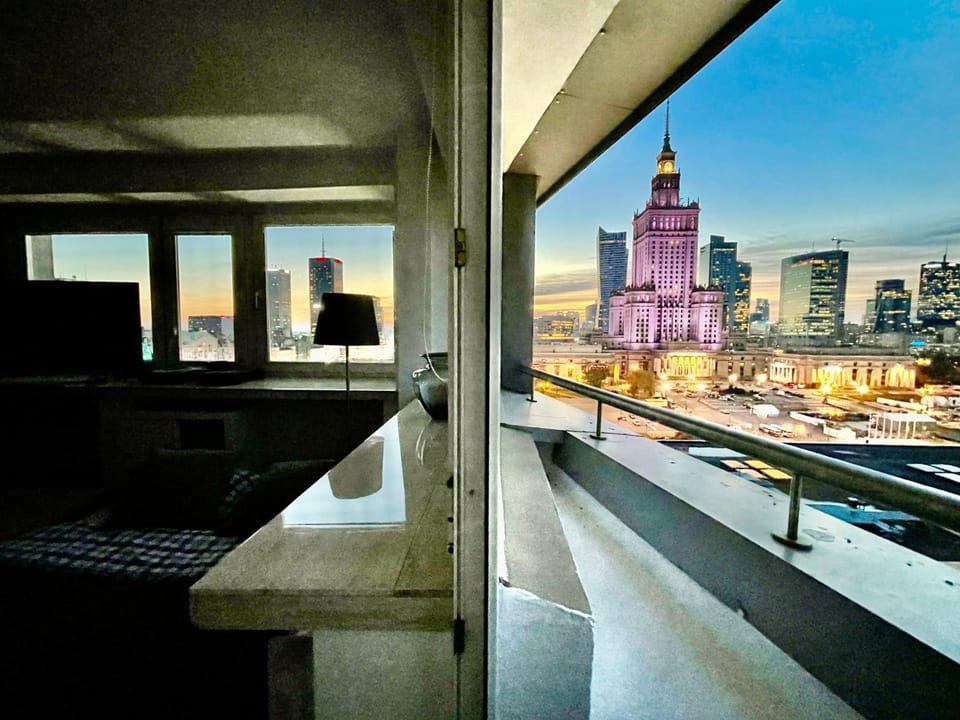 SAWA Apartment 2xMetro WiFi 500 Mbs 50’TV Netflix HBO AppleTV+ Apartment in Warsaw