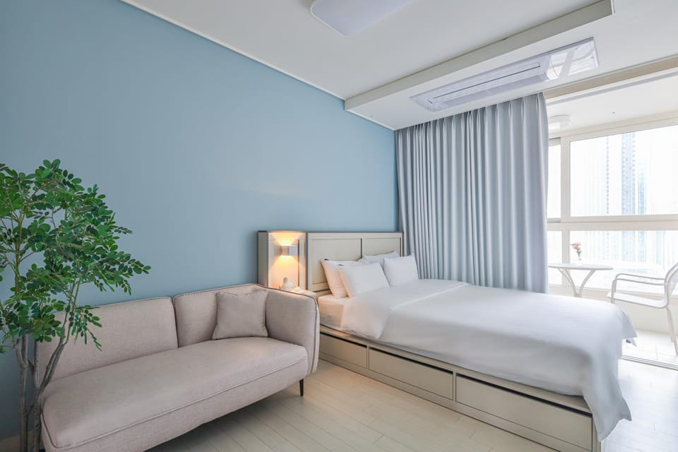 Property building, Bed, People, Balcony/Terrace, Balcony/Terrace, Photo of the whole room, Decorative detail, Decorative detail