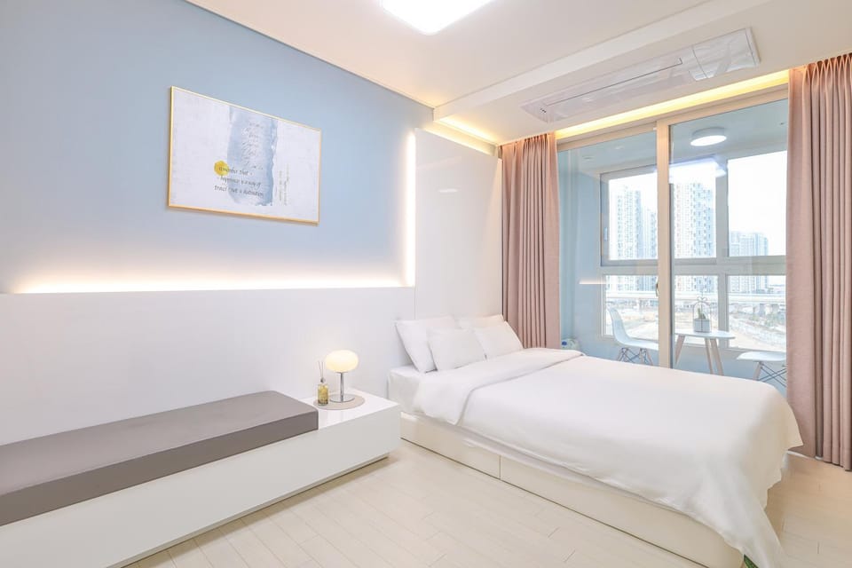 Property building, Bed, People, People, Bathroom, Balcony/Terrace, Kitchen or kitchenette, Decorative detail, Area and facilities, Area and facilities, microwave, washing machine, kitchen, kitchen
