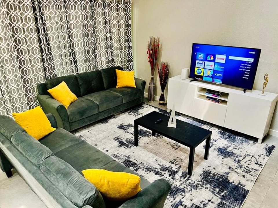 House 3-Bed 2,5-Bath FREE Parking with Washer Dryer inside House in The Woodlands