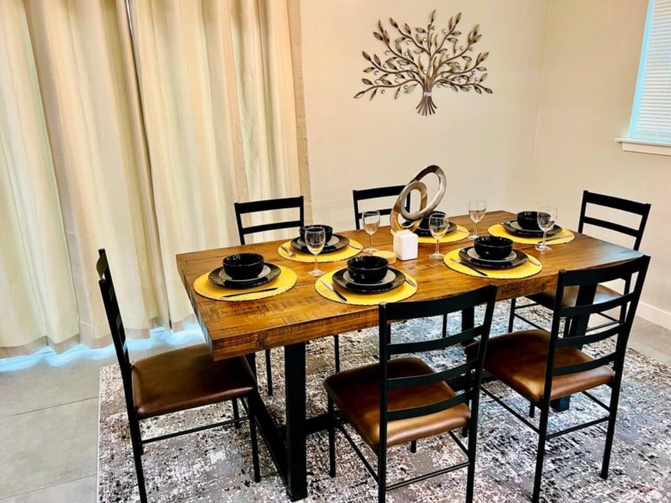 House 3-Bed 2,5-Bath FREE Parking with Washer Dryer inside House in The Woodlands