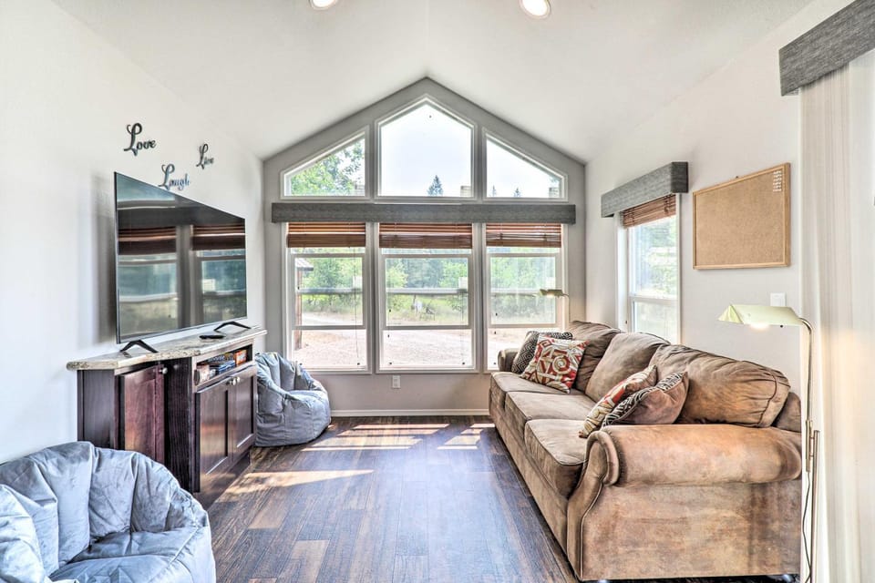 Eureka Tiny Home w/ Hot Tub & Community Beach! House in Idaho