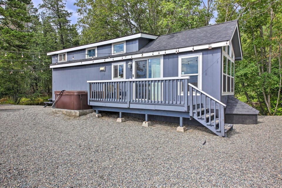 Eureka Tiny Home w/ Hot Tub & Community Beach! House in Idaho