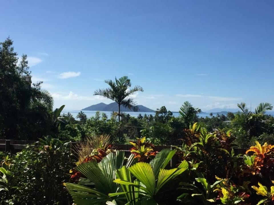 The Rise Dunk Island views and ocean breeze House in Mission Beach