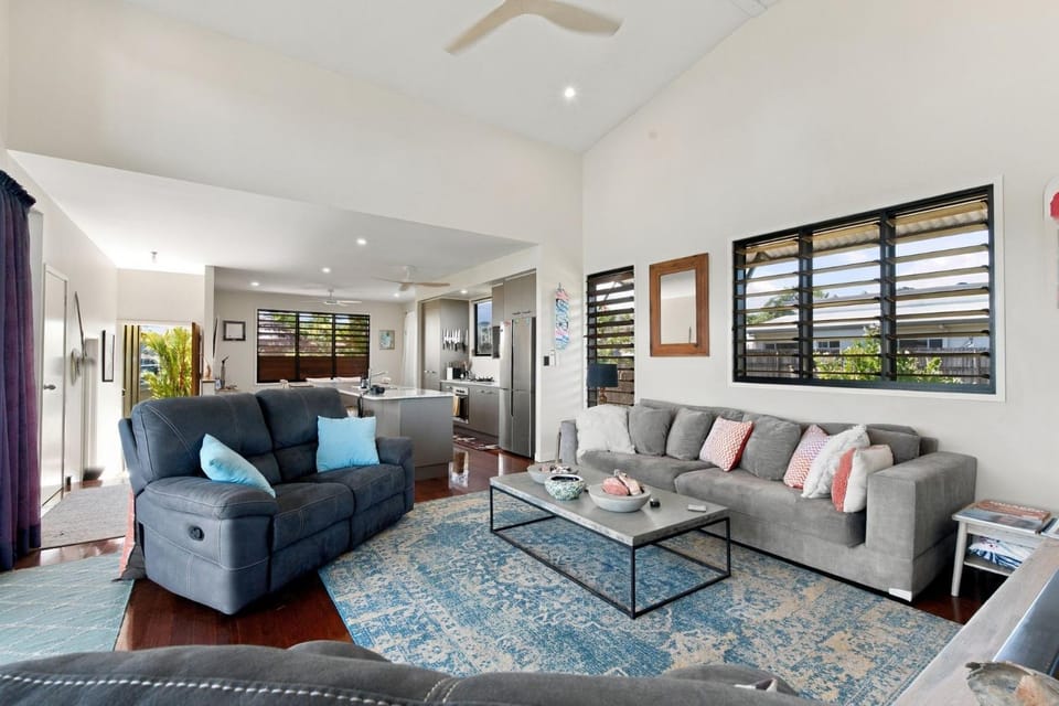 The Rise Dunk Island views and ocean breeze House in Mission Beach