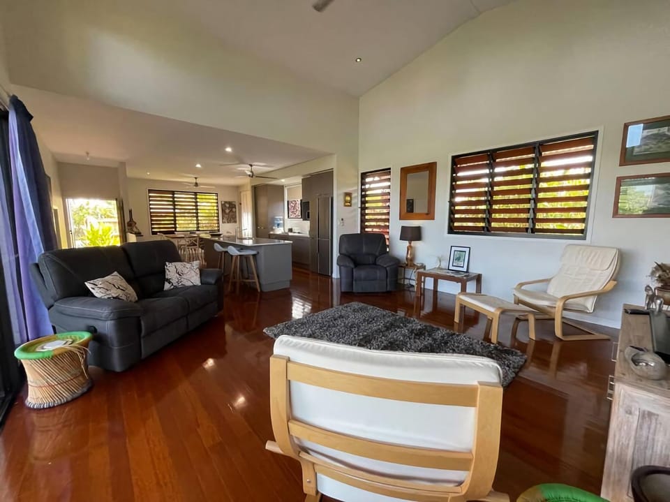 The Rise Dunk Island views and ocean breeze House in Mission Beach