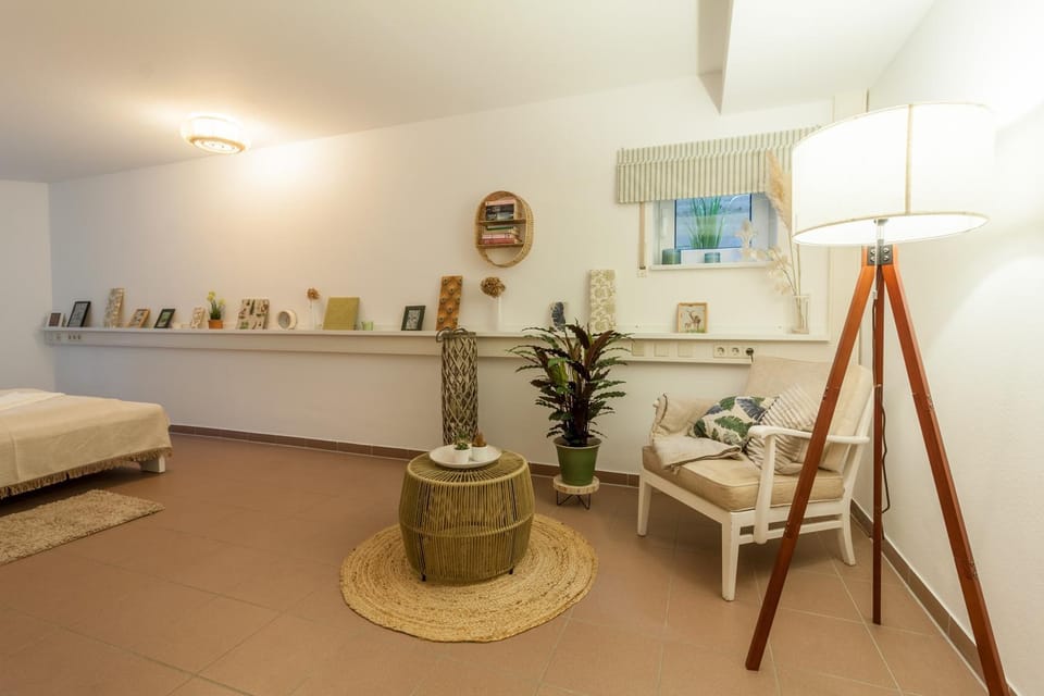Bed, Photo of the whole room, Seating area, Bedroom
