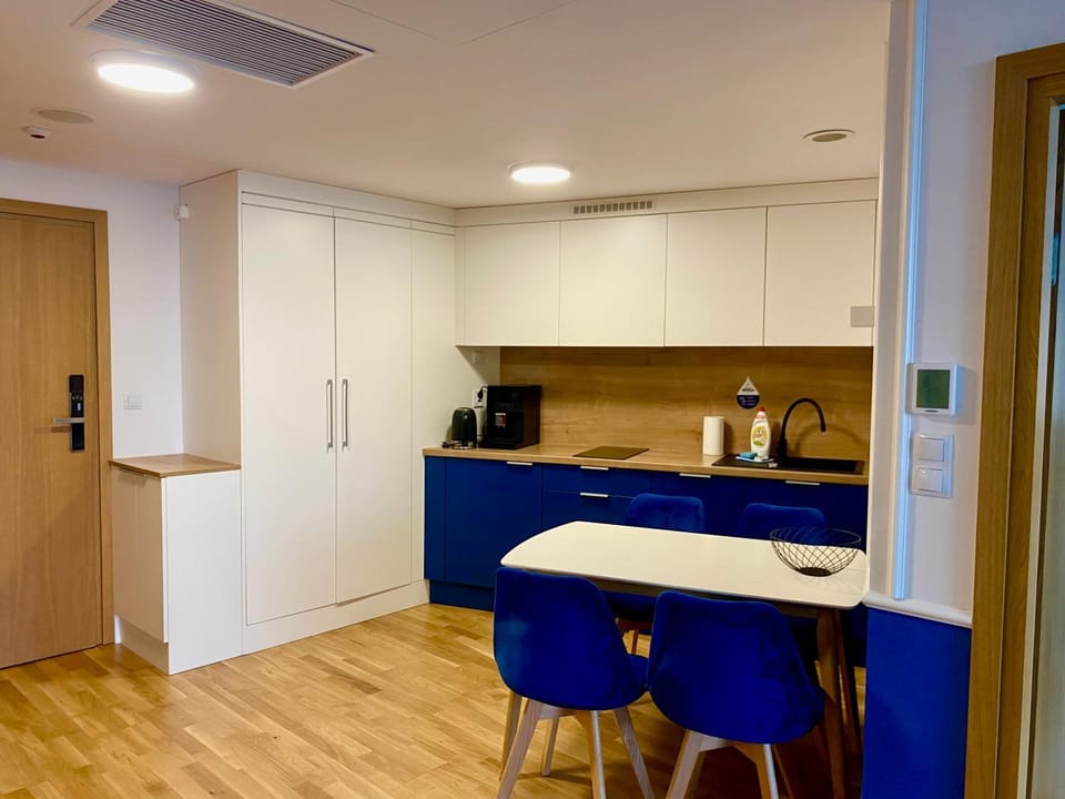 Coffee/tea facilities, Kitchen or kitchenette, Dining area, oven, stove