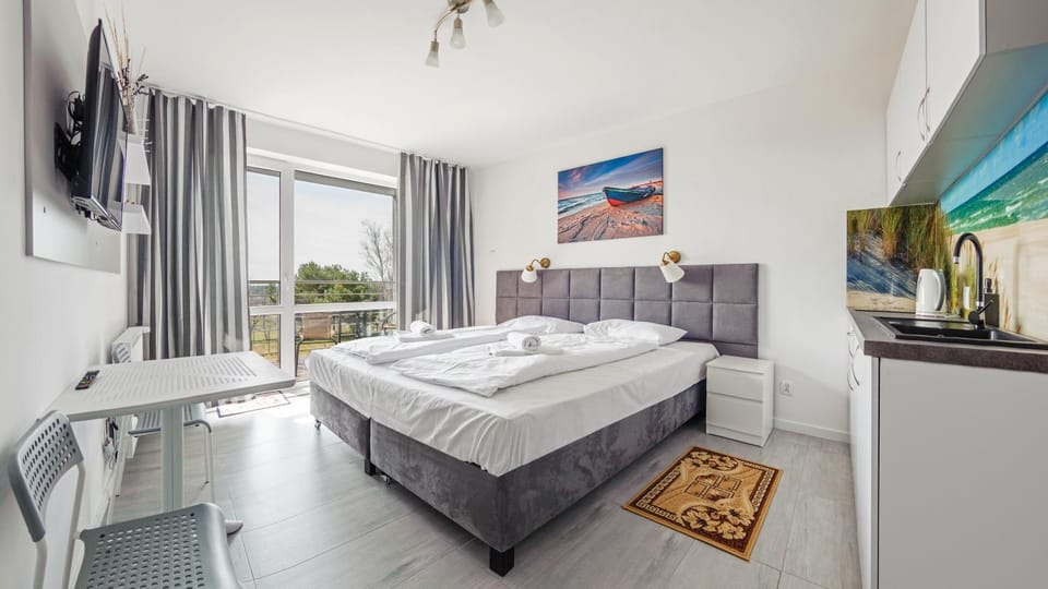 Bed, TV and multimedia, Photo of the whole room