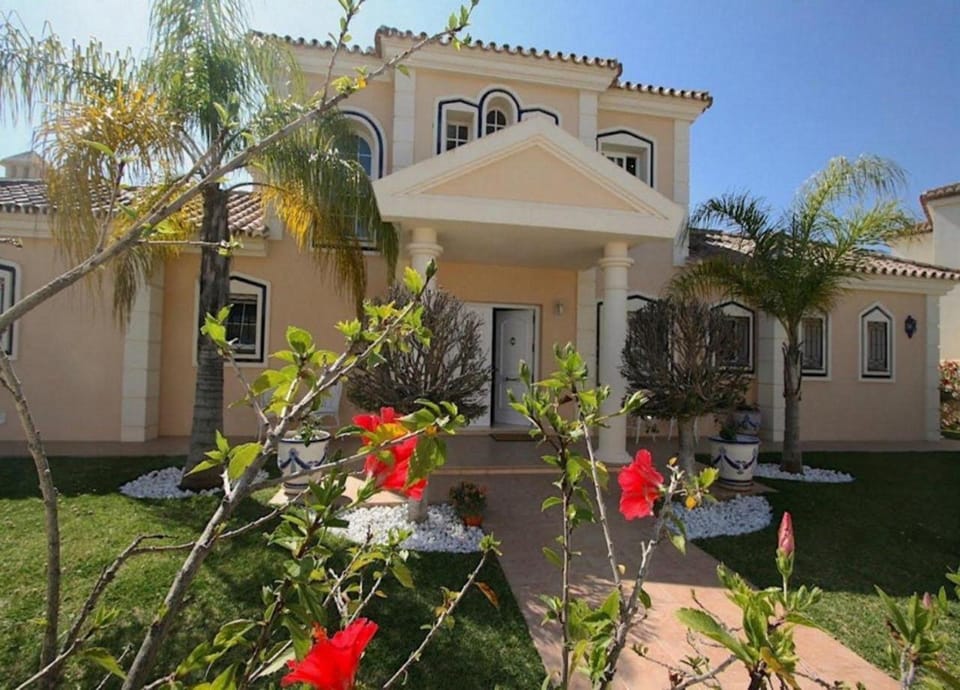 Spacious 700m2 villa, Golfers paradise. Villa in Costa del Sol