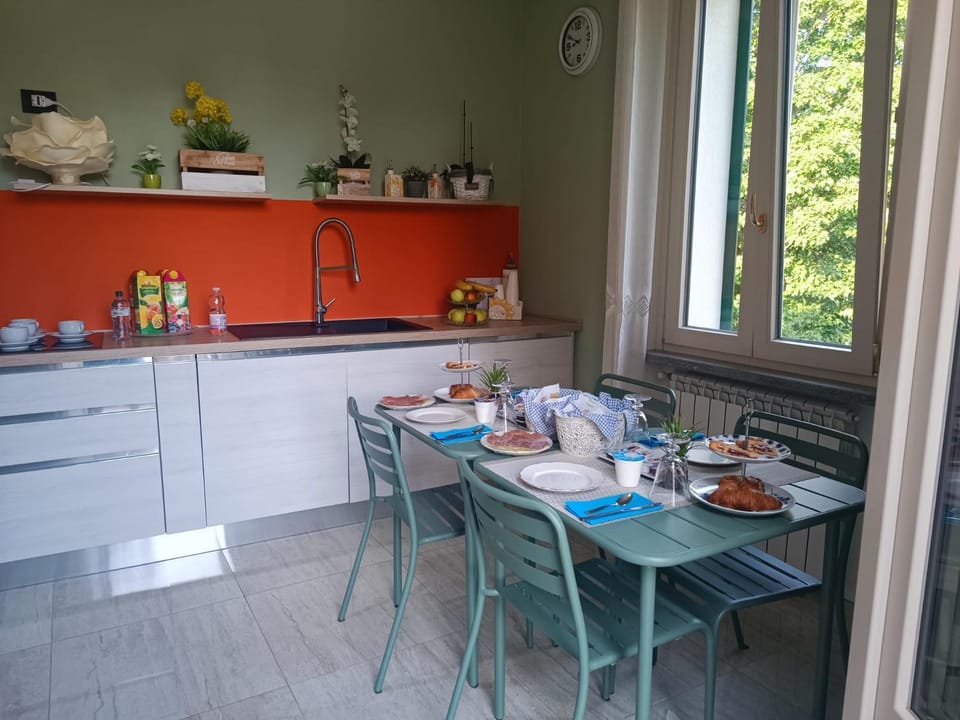 Kitchen or kitchenette, Breakfast