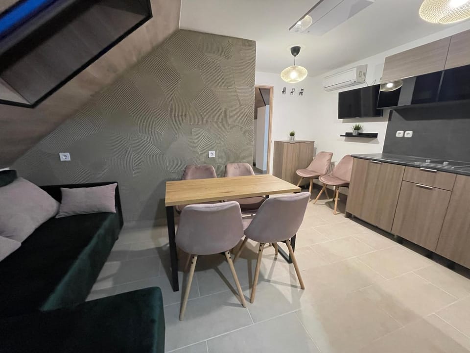 Smeraldo Apartmanok Siófok Apartment in Siófok