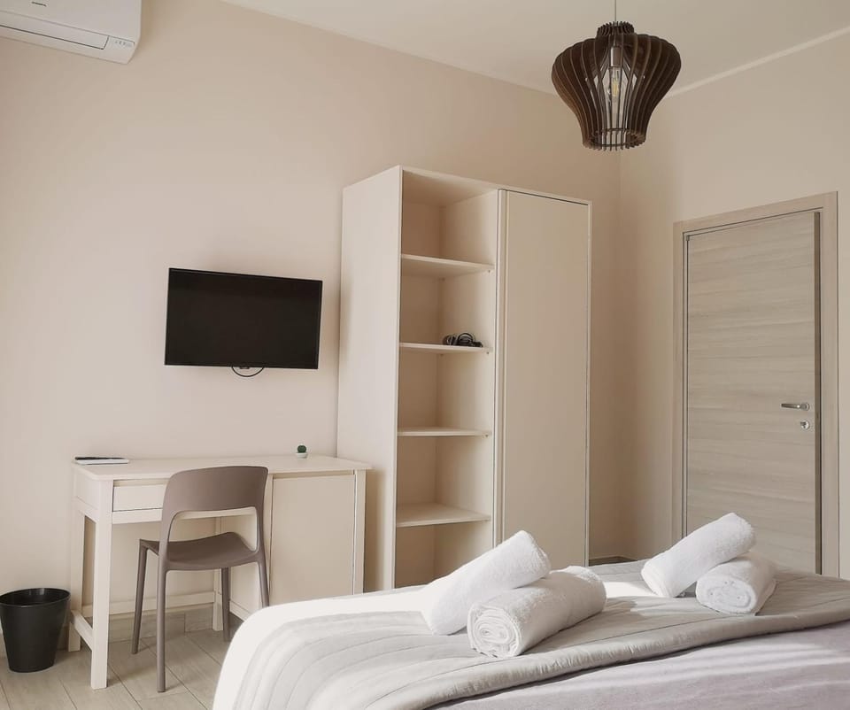 Bed, TV and multimedia, Bedroom