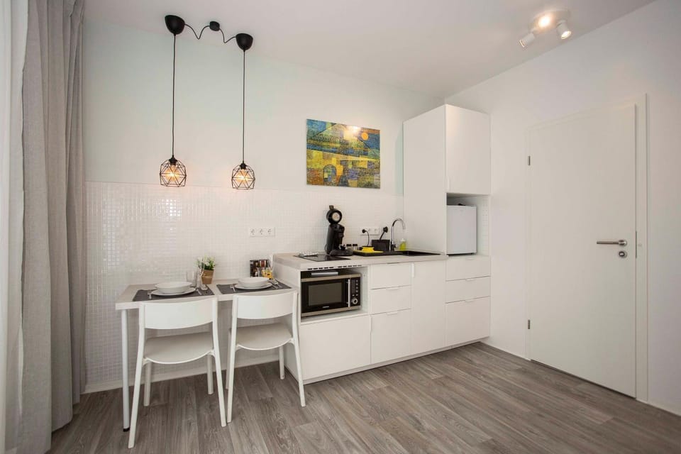 Coffee/tea facilities, Kitchen or kitchenette, Dining area, minibar