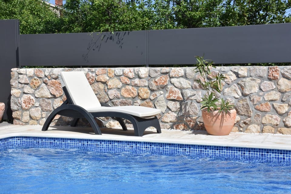 Swimming pool, sunbed