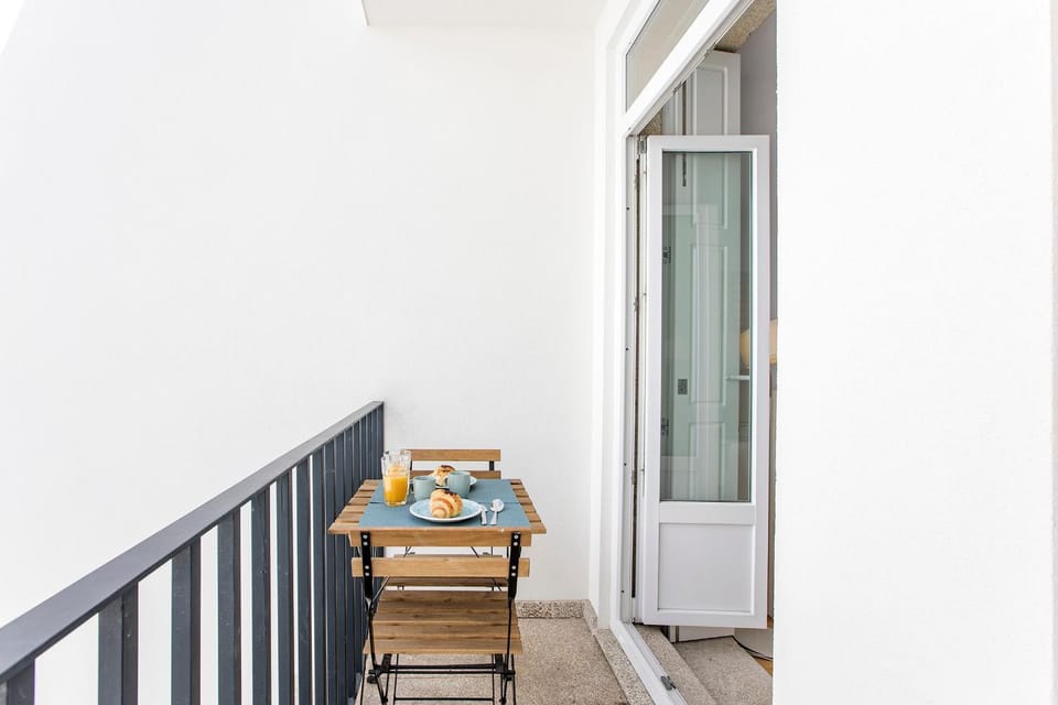 Flux Art Studio w/ AC & Balcony by LovelyStay Apartment in Porto