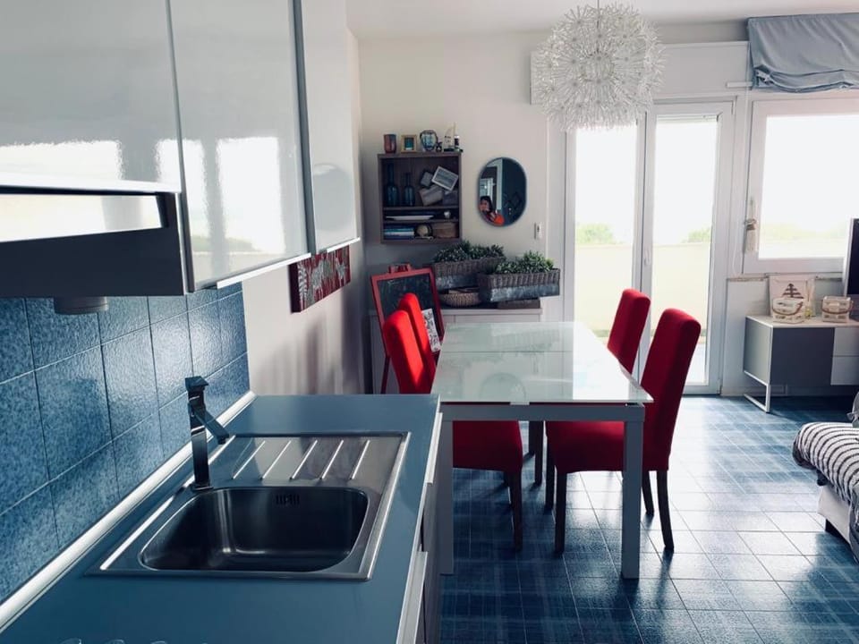 Kitchen or kitchenette, Dining area
