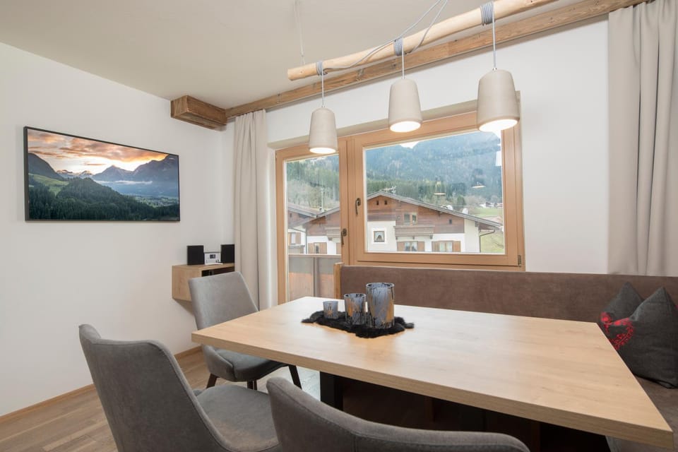 Living room, Photo of the whole room, Decorative detail, Seating area, Dining area