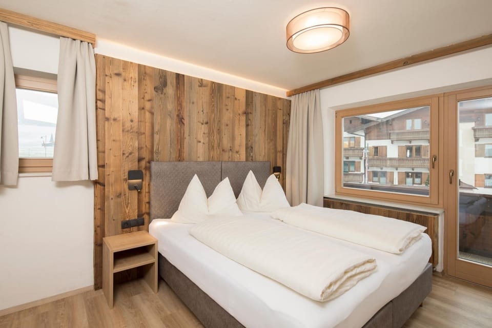 Bed, Photo of the whole room, Decorative detail, Bedroom
