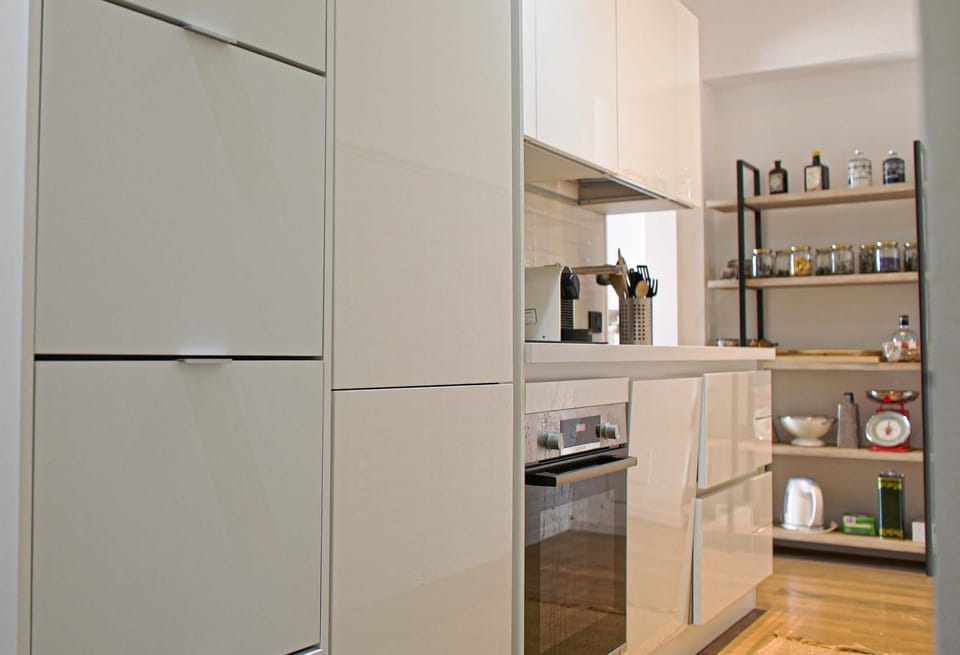 Coffee/tea facilities, Kitchen or kitchenette, oven, stove