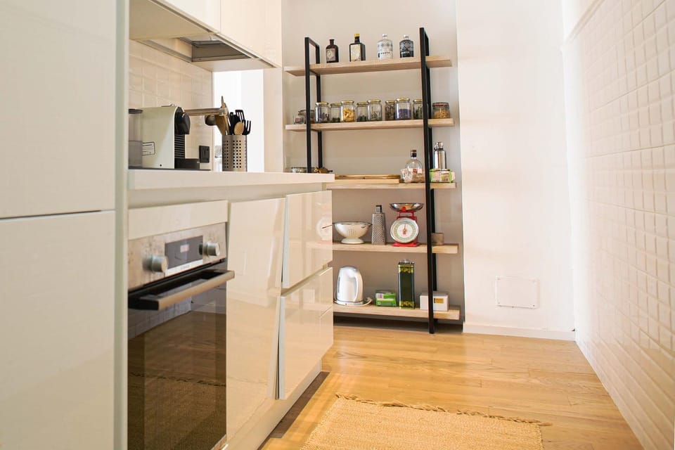 Coffee/tea facilities, Kitchen or kitchenette, oven, stove