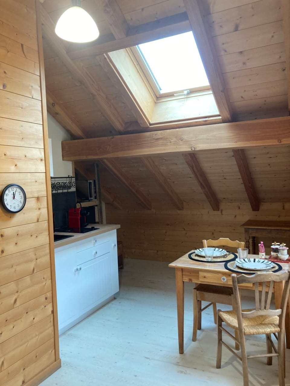 Kitchen or kitchenette, Dining area
